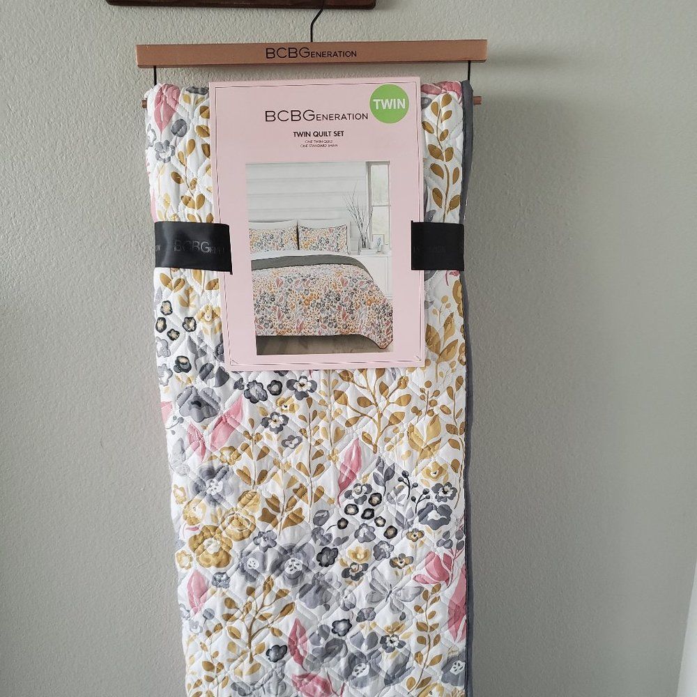 BCBGeneration Twin Quilt Set New